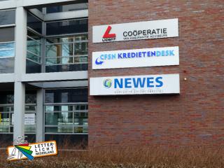 Gevelbord RVS look dibond met acrylox letters op afstand